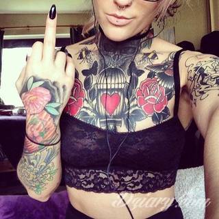 Tatuaż na klatce piersiowej od lat uchodzi za męski symbol, jednak ciekawie zaaranżowane grafiki mogą ozdobić również ciało kobiece. Tego rodzaju tatuaże na piersi z jednej strony są osobiste, ale z drugiej - mogą wyraźnie zwracać uwagę przy odpowiednim wyeksponowaniu.