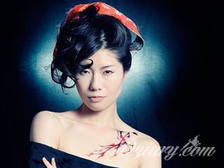 Tatuaż na klatce piersiowej od lat uchodzi za męski symbol, jednak ciekawie zaaranżowane grafiki mogą ozdobić również ciało kobiece. Tego rodzaju tatuaże na piersi z jednej strony są osobiste, ale z drugiej - mogą wyraźnie zwracać uwagę przy odpowiednim wyeksponowaniu.