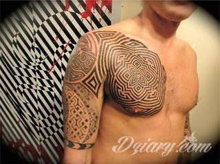 Tatuaż na klatce piersiowej od lat uchodzi za męski symbol, jednak ciekawie zaaranżowane grafiki mogą ozdobić również ciało kobiece. Tego rodzaju tatuaże na piersi z jednej strony są osobiste, ale z drugiej - mogą wyraźnie zwracać uwagę przy odpowiednim wyeksponowaniu.