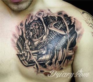 Tatuaż na klatce piersiowej od lat uchodzi za męski symbol, jednak ciekawie zaaranżowane grafiki mogą ozdobić również ciało kobiece. Tego rodzaju tatuaże na piersi z jednej strony są osobiste, ale z drugiej - mogą wyraźnie zwracać uwagę przy odpowiednim wyeksponowaniu.