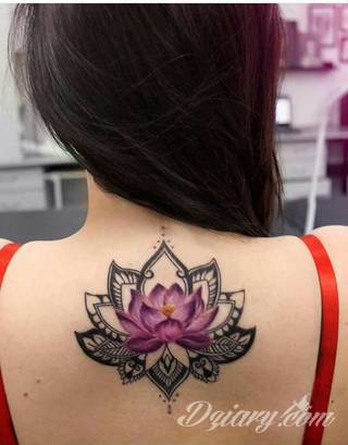 Tatuaż na klatce piersiowej od lat uchodzi za męski symbol, jednak ciekawie zaaranżowane grafiki mogą ozdobić również ciało kobiece. Tego rodzaju tatuaże na piersi z jednej strony są osobiste, ale z drugiej - mogą wyraźnie zwracać uwagę przy odpowiednim wyeksponowaniu.