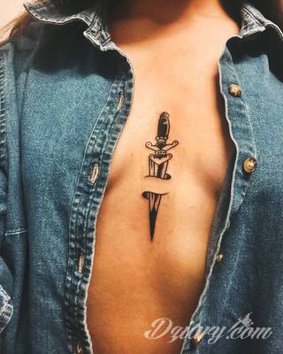 Tatuaż na klatce piersiowej od lat uchodzi za męski symbol, jednak ciekawie zaaranżowane grafiki mogą ozdobić również ciało kobiece. Tego rodzaju tatuaże na piersi z jednej strony są osobiste, ale z drugiej - mogą wyraźnie zwracać uwagę przy odpowiednim wyeksponowaniu.