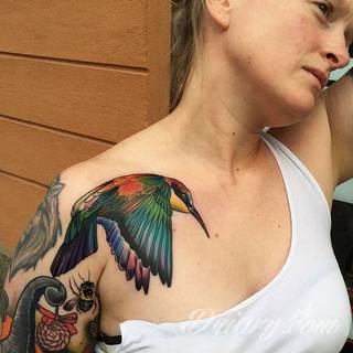 Tatuaż na klatce piersiowej od lat uchodzi za męski symbol, jednak ciekawie zaaranżowane grafiki mogą ozdobić również ciało kobiece. Tego rodzaju tatuaże na piersi z jednej strony są osobiste, ale z drugiej - mogą wyraźnie zwracać uwagę przy odpowiednim wyeksponowaniu.