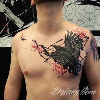 Tatuaż na klatce piersiowej od lat uchodzi za męski symbol, jednak ciekawie zaaranżowane grafiki mogą ozdobić również ciało kobiece. Tego rodzaju tatuaże na piersi z jednej strony są osobiste, ale z drugiej - mogą wyraźnie zwracać uwagę przy odpowiednim wyeksponowaniu.