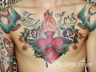 Tatuaż na klatce piersiowej od lat uchodzi za męski symbol, jednak ciekawie zaaranżowane grafiki mogą ozdobić również ciało kobiece. Tego rodzaju tatuaże na piersi z jednej strony są osobiste, ale z drugiej - mogą wyraźnie zwracać uwagę przy odpowiednim wyeksponowaniu.