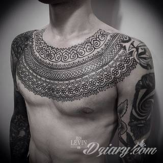 Tatuaż na klatce piersiowej od lat uchodzi za męski symbol, jednak ciekawie zaaranżowane grafiki mogą ozdobić również ciało kobiece. Tego rodzaju tatuaże na piersi z jednej strony są osobiste, ale z drugiej - mogą wyraźnie zwracać uwagę przy odpowiednim wyeksponowaniu.