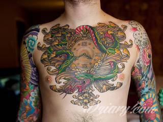 Tatuaż na klatce piersiowej od lat uchodzi za męski symbol, jednak ciekawie zaaranżowane grafiki mogą ozdobić również ciało kobiece. Tego rodzaju tatuaże na piersi z jednej strony są osobiste, ale z drugiej - mogą wyraźnie zwracać uwagę przy odpowiednim wyeksponowaniu.