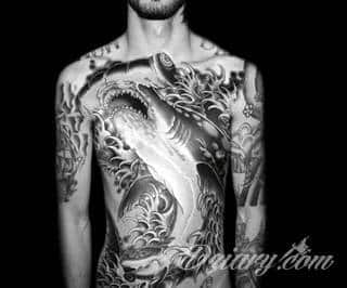 Tatuaż na klatce piersiowej od lat uchodzi za męski symbol, jednak ciekawie zaaranżowane grafiki mogą ozdobić również ciało kobiece. Tego rodzaju tatuaże na piersi z jednej strony są osobiste, ale z drugiej - mogą wyraźnie zwracać uwagę przy odpowiednim wyeksponowaniu.