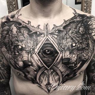 Tatuaż na klatce piersiowej od lat uchodzi za męski symbol, jednak ciekawie zaaranżowane grafiki mogą ozdobić również ciało kobiece. Tego rodzaju tatuaże na piersi z jednej strony są osobiste, ale z drugiej - mogą wyraźnie zwracać uwagę przy odpowiednim wyeksponowaniu.