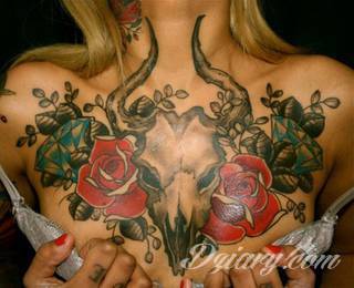 Tatuaż na klatce piersiowej od lat uchodzi za męski symbol, jednak ciekawie zaaranżowane grafiki mogą ozdobić również ciało kobiece. Tego rodzaju tatuaże na piersi z jednej strony są osobiste, ale z drugiej - mogą wyraźnie zwracać uwagę przy odpowiednim wyeksponowaniu.