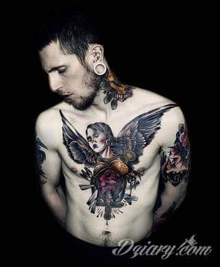 Tatuaż na klatce piersiowej od lat uchodzi za męski symbol, jednak ciekawie zaaranżowane grafiki mogą ozdobić również ciało kobiece. Tego rodzaju tatuaże na piersi z jednej strony są osobiste, ale z drugiej - mogą wyraźnie zwracać uwagę przy odpowiednim wyeksponowaniu.