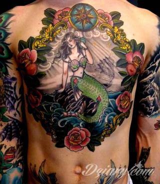 Tatuaż na klatce piersiowej od lat uchodzi za męski symbol, jednak ciekawie zaaranżowane grafiki mogą ozdobić również ciało kobiece. Tego rodzaju tatuaże na piersi z jednej strony są osobiste, ale z drugiej - mogą wyraźnie zwracać uwagę przy odpowiednim wyeksponowaniu.