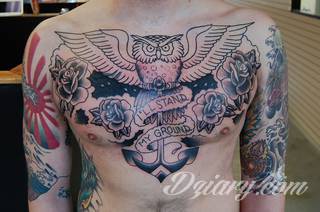 Tatuaż na klatce piersiowej od lat uchodzi za męski symbol, jednak ciekawie zaaranżowane grafiki mogą ozdobić również ciało kobiece. Tego rodzaju tatuaże na piersi z jednej strony są osobiste, ale z drugiej - mogą wyraźnie zwracać uwagę przy odpowiednim wyeksponowaniu.