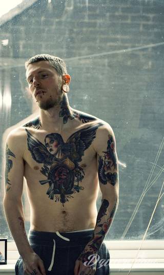 Tatuaż na klatce piersiowej od lat uchodzi za męski symbol, jednak ciekawie zaaranżowane grafiki mogą ozdobić również ciało kobiece. Tego rodzaju tatuaże na piersi z jednej strony są osobiste, ale z drugiej - mogą wyraźnie zwracać uwagę przy odpowiednim wyeksponowaniu.