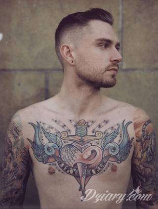 Tatuaż na klatce piersiowej od lat uchodzi za męski symbol, jednak ciekawie zaaranżowane grafiki mogą ozdobić również ciało kobiece. Tego rodzaju tatuaże na piersi z jednej strony są osobiste, ale z drugiej - mogą wyraźnie zwracać uwagę przy odpowiednim wyeksponowaniu.