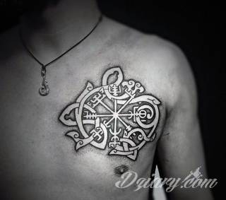 Tatuaż na klatce piersiowej od lat uchodzi za męski symbol, jednak ciekawie zaaranżowane grafiki mogą ozdobić również ciało kobiece. Tego rodzaju tatuaże na piersi z jednej strony są osobiste, ale z drugiej - mogą wyraźnie zwracać uwagę przy odpowiednim wyeksponowaniu.