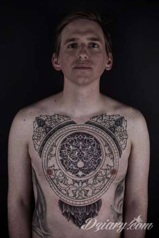 Tatuaż na klatce piersiowej od lat uchodzi za męski symbol, jednak ciekawie zaaranżowane grafiki mogą ozdobić również ciało kobiece. Tego rodzaju tatuaże na piersi z jednej strony są osobiste, ale z drugiej - mogą wyraźnie zwracać uwagę przy odpowiednim wyeksponowaniu.