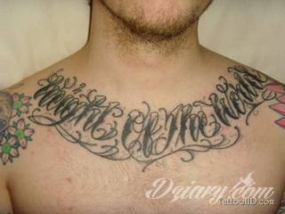Tatuaż na klatce piersiowej od lat uchodzi za męski symbol, jednak ciekawie zaaranżowane grafiki mogą ozdobić również ciało kobiece. Tego rodzaju tatuaże na piersi z jednej strony są osobiste, ale z drugiej - mogą wyraźnie zwracać uwagę przy odpowiednim wyeksponowaniu.