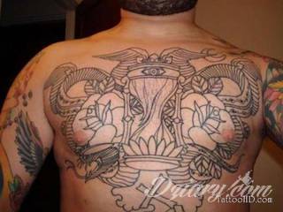 Tatuaż na klatce piersiowej od lat uchodzi za męski symbol, jednak ciekawie zaaranżowane grafiki mogą ozdobić również ciało kobiece. Tego rodzaju tatuaże na piersi z jednej strony są osobiste, ale z drugiej - mogą wyraźnie zwracać uwagę przy odpowiednim wyeksponowaniu.
