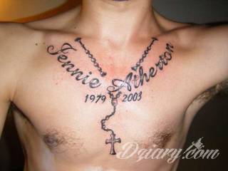 Tatuaż na klatce piersiowej od lat uchodzi za męski symbol, jednak ciekawie zaaranżowane grafiki mogą ozdobić również ciało kobiece. Tego rodzaju tatuaże na piersi z jednej strony są osobiste, ale z drugiej - mogą wyraźnie zwracać uwagę przy odpowiednim wyeksponowaniu.