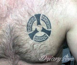 Tatuaż na klatce piersiowej od lat uchodzi za męski symbol, jednak ciekawie zaaranżowane grafiki mogą ozdobić również ciało kobiece. Tego rodzaju tatuaże na piersi z jednej strony są osobiste, ale z drugiej - mogą wyraźnie zwracać uwagę przy odpowiednim wyeksponowaniu.