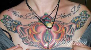 Tatuaż na klatce piersiowej od lat uchodzi za męski symbol, jednak ciekawie zaaranżowane grafiki mogą ozdobić również ciało kobiece. Tego rodzaju tatuaże na piersi z jednej strony są osobiste, ale z drugiej - mogą wyraźnie zwracać uwagę przy odpowiednim wyeksponowaniu.