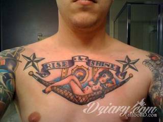 Tatuaż na klatce piersiowej od lat uchodzi za męski symbol, jednak ciekawie zaaranżowane grafiki mogą ozdobić również ciało kobiece. Tego rodzaju tatuaże na piersi z jednej strony są osobiste, ale z drugiej - mogą wyraźnie zwracać uwagę przy odpowiednim wyeksponowaniu.