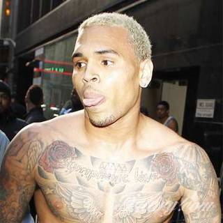 Tatuaż na klatce piersiowej od lat uchodzi za męski symbol, jednak ciekawie zaaranżowane grafiki mogą ozdobić również ciało kobiece. Tego rodzaju tatuaże na piersi z jednej strony są osobiste, ale z drugiej - mogą wyraźnie zwracać uwagę przy odpowiednim wyeksponowaniu.