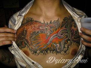 Tatuaż na klatce piersiowej od lat uchodzi za męski symbol, jednak ciekawie zaaranżowane grafiki mogą ozdobić również ciało kobiece. Tego rodzaju tatuaże na piersi z jednej strony są osobiste, ale z drugiej - mogą wyraźnie zwracać uwagę przy odpowiednim wyeksponowaniu.