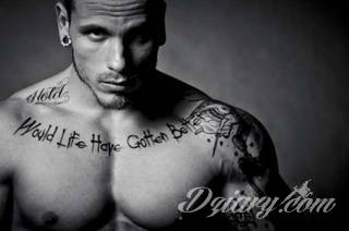 Tatuaż na klatce piersiowej od lat uchodzi za męski symbol, jednak ciekawie zaaranżowane grafiki mogą ozdobić również ciało kobiece. Tego rodzaju tatuaże na piersi z jednej strony są osobiste, ale z drugiej - mogą wyraźnie zwracać uwagę przy odpowiednim wyeksponowaniu.