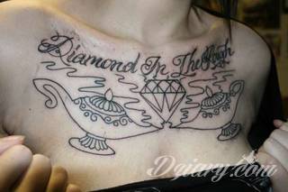 Tatuaż na klatce piersiowej od lat uchodzi za męski symbol, jednak ciekawie zaaranżowane grafiki mogą ozdobić również ciało kobiece. Tego rodzaju tatuaże na piersi z jednej strony są osobiste, ale z drugiej - mogą wyraźnie zwracać uwagę przy odpowiednim wyeksponowaniu.