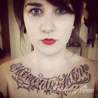 Tatuaż na klatce piersiowej od lat uchodzi za męski symbol, jednak ciekawie zaaranżowane grafiki mogą ozdobić również ciało kobiece. Tego rodzaju tatuaże na piersi z jednej strony są osobiste, ale z drugiej - mogą wyraźnie zwracać uwagę przy odpowiednim wyeksponowaniu.