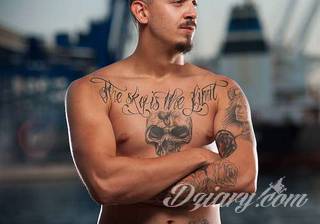 Tatuaż na klatce piersiowej od lat uchodzi za męski symbol, jednak ciekawie zaaranżowane grafiki mogą ozdobić również ciało kobiece. Tego rodzaju tatuaże na piersi z jednej strony są osobiste, ale z drugiej - mogą wyraźnie zwracać uwagę przy odpowiednim wyeksponowaniu.