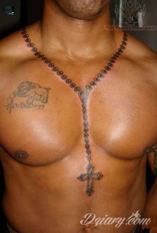 Tatuaż na klatce piersiowej od lat uchodzi za męski symbol, jednak ciekawie zaaranżowane grafiki mogą ozdobić również ciało kobiece. Tego rodzaju tatuaże na piersi z jednej strony są osobiste, ale z drugiej - mogą wyraźnie zwracać uwagę przy odpowiednim wyeksponowaniu.