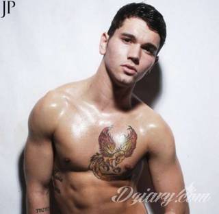 Tatuaż na klatce piersiowej od lat uchodzi za męski symbol, jednak ciekawie zaaranżowane grafiki mogą ozdobić również ciało kobiece. Tego rodzaju tatuaże na piersi z jednej strony są osobiste, ale z drugiej - mogą wyraźnie zwracać uwagę przy odpowiednim wyeksponowaniu.