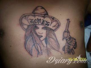 Tatuaż na klatce piersiowej od lat uchodzi za męski symbol, jednak ciekawie zaaranżowane grafiki mogą ozdobić również ciało kobiece. Tego rodzaju tatuaże na piersi z jednej strony są osobiste, ale z drugiej - mogą wyraźnie zwracać uwagę przy odpowiednim wyeksponowaniu.