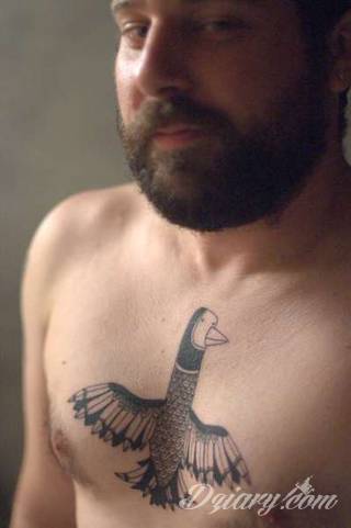 Tatuaż na klatce piersiowej od lat uchodzi za męski symbol, jednak ciekawie zaaranżowane grafiki mogą ozdobić również ciało kobiece. Tego rodzaju tatuaże na piersi z jednej strony są osobiste, ale z drugiej - mogą wyraźnie zwracać uwagę przy odpowiednim wyeksponowaniu.