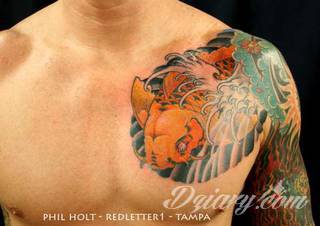 Tatuaż na klatce piersiowej od lat uchodzi za męski symbol, jednak ciekawie zaaranżowane grafiki mogą ozdobić również ciało kobiece. Tego rodzaju tatuaże na piersi z jednej strony są osobiste, ale z drugiej - mogą wyraźnie zwracać uwagę przy odpowiednim wyeksponowaniu.