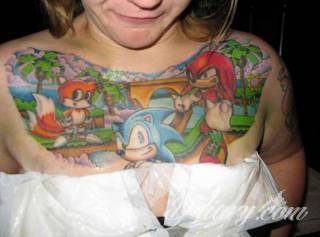 Tatuaż na klatce piersiowej od lat uchodzi za męski symbol, jednak ciekawie zaaranżowane grafiki mogą ozdobić również ciało kobiece. Tego rodzaju tatuaże na piersi z jednej strony są osobiste, ale z drugiej - mogą wyraźnie zwracać uwagę przy odpowiednim wyeksponowaniu.