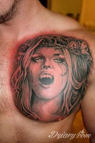 Tatuaż na klatce piersiowej od lat uchodzi za męski symbol, jednak ciekawie zaaranżowane grafiki mogą ozdobić również ciało kobiece. Tego rodzaju tatuaże na piersi z jednej strony są osobiste, ale z drugiej - mogą wyraźnie zwracać uwagę przy odpowiednim wyeksponowaniu.