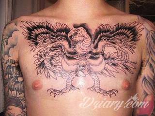 Tatuaż na klatce piersiowej od lat uchodzi za męski symbol, jednak ciekawie zaaranżowane grafiki mogą ozdobić również ciało kobiece. Tego rodzaju tatuaże na piersi z jednej strony są osobiste, ale z drugiej - mogą wyraźnie zwracać uwagę przy odpowiednim wyeksponowaniu.