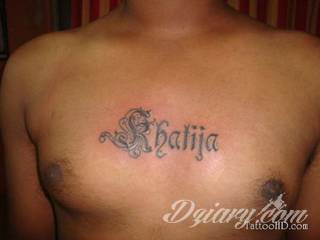 Tatuaż na klatce piersiowej od lat uchodzi za męski symbol, jednak ciekawie zaaranżowane grafiki mogą ozdobić również ciało kobiece. Tego rodzaju tatuaże na piersi z jednej strony są osobiste, ale z drugiej - mogą wyraźnie zwracać uwagę przy odpowiednim wyeksponowaniu.