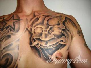 Tatuaż na klatce piersiowej od lat uchodzi za męski symbol, jednak ciekawie zaaranżowane grafiki mogą ozdobić również ciało kobiece. Tego rodzaju tatuaże na piersi z jednej strony są osobiste, ale z drugiej - mogą wyraźnie zwracać uwagę przy odpowiednim wyeksponowaniu.