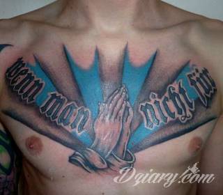 Tatuaż na klatce piersiowej od lat uchodzi za męski symbol, jednak ciekawie zaaranżowane grafiki mogą ozdobić również ciało kobiece. Tego rodzaju tatuaże na piersi z jednej strony są osobiste, ale z drugiej - mogą wyraźnie zwracać uwagę przy odpowiednim wyeksponowaniu.