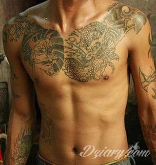 Tatuaż na klatce piersiowej od lat uchodzi za męski symbol, jednak ciekawie zaaranżowane grafiki mogą ozdobić również ciało kobiece. Tego rodzaju tatuaże na piersi z jednej strony są osobiste, ale z drugiej - mogą wyraźnie zwracać uwagę przy odpowiednim wyeksponowaniu.