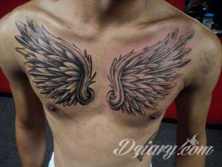 Tatuaż na klatce piersiowej od lat uchodzi za męski symbol, jednak ciekawie zaaranżowane grafiki mogą ozdobić również ciało kobiece. Tego rodzaju tatuaże na piersi z jednej strony są osobiste, ale z drugiej - mogą wyraźnie zwracać uwagę przy odpowiednim wyeksponowaniu.