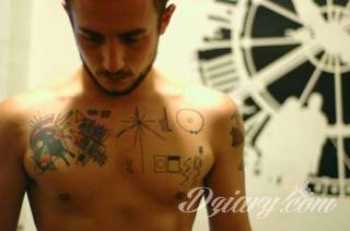 Tatuaż na klatce piersiowej od lat uchodzi za męski symbol, jednak ciekawie zaaranżowane grafiki mogą ozdobić również ciało kobiece. Tego rodzaju tatuaże na piersi z jednej strony są osobiste, ale z drugiej - mogą wyraźnie zwracać uwagę przy odpowiednim wyeksponowaniu.