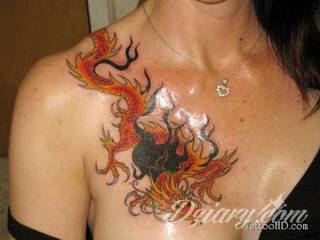 Tatuaż na klatce piersiowej od lat uchodzi za męski symbol, jednak ciekawie zaaranżowane grafiki mogą ozdobić również ciało kobiece. Tego rodzaju tatuaże na piersi z jednej strony są osobiste, ale z drugiej - mogą wyraźnie zwracać uwagę przy odpowiednim wyeksponowaniu.