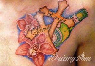 Tatuaż na klatce piersiowej od lat uchodzi za męski symbol, jednak ciekawie zaaranżowane grafiki mogą ozdobić również ciało kobiece. Tego rodzaju tatuaże na piersi z jednej strony są osobiste, ale z drugiej - mogą wyraźnie zwracać uwagę przy odpowiednim wyeksponowaniu.