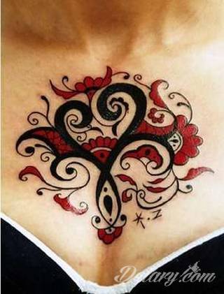 Tatuaż na klatce piersiowej od lat uchodzi za męski symbol, jednak ciekawie zaaranżowane grafiki mogą ozdobić również ciało kobiece. Tego rodzaju tatuaże na piersi z jednej strony są osobiste, ale z drugiej - mogą wyraźnie zwracać uwagę przy odpowiednim wyeksponowaniu.